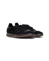 Baskets basses en daim noires adidas