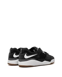 Baskets basses en daim noires Nike