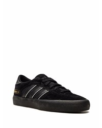 Baskets basses en daim noires adidas