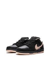 Baskets basses en daim noires Nike