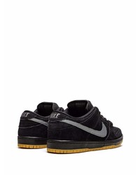 Baskets basses en daim noires Nike