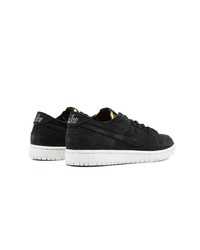 Baskets basses en daim noires Nike