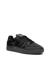 Baskets basses en daim noires adidas