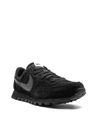 Baskets basses en daim noires Nike