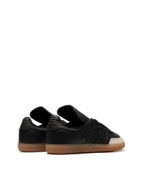 Baskets basses en daim noires adidas