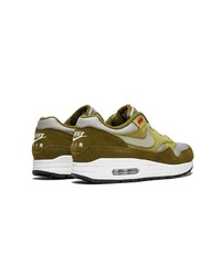 Baskets basses en daim olive Nike