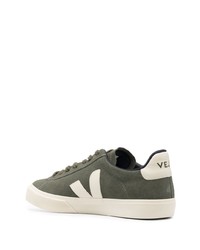 Baskets basses en daim olive Veja