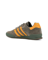 Baskets basses en daim olive adidas