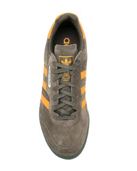 Baskets basses en daim olive adidas