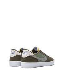 Baskets basses en daim olive Nike