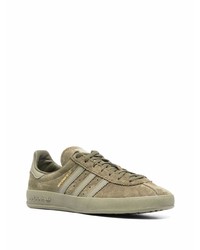 Baskets basses en daim olive adidas