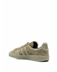 Baskets basses en daim olive adidas