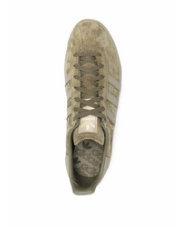 Baskets basses en daim olive adidas