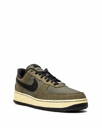 Baskets basses en daim olive Nike