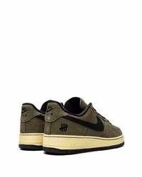 Baskets basses en daim olive Nike