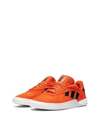 Baskets basses en daim orange adidas