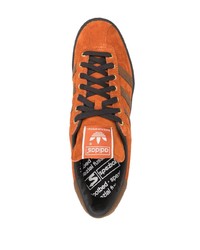 Baskets basses en daim orange adidas