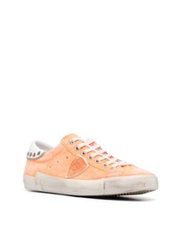 Baskets basses en daim orange Philippe Model Paris