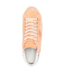 Baskets basses en daim orange Philippe Model Paris