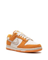 Baskets basses en daim orange Nike