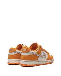 Baskets basses en daim orange Nike