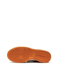 Baskets basses en daim orange Nike