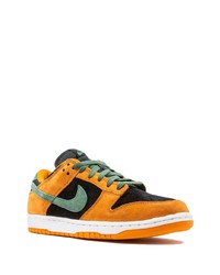 Baskets basses en daim orange Nike