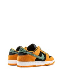 Baskets basses en daim orange Nike