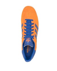 Baskets basses en daim orange adidas