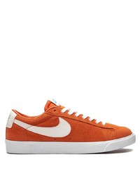 Baskets basses en daim orange Nike