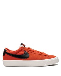 Baskets basses en daim orange Nike