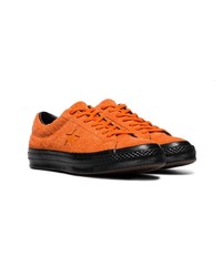 Baskets basses en daim orange Converse