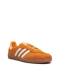 Baskets basses en daim orange adidas