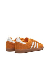 Baskets basses en daim orange adidas