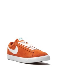 Baskets basses en daim orange Nike