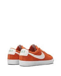 Baskets basses en daim orange Nike