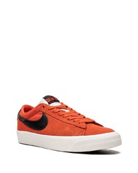 Baskets basses en daim orange Nike