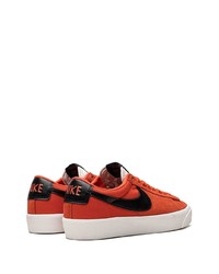 Baskets basses en daim orange Nike