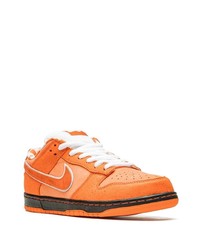 Baskets basses en daim orange Nike