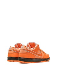 Baskets basses en daim orange Nike