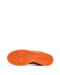 Baskets basses en daim orange Nike