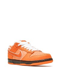 Baskets basses en daim orange Nike