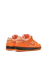 Baskets basses en daim orange Nike