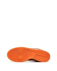 Baskets basses en daim orange Nike