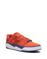 Baskets basses en daim orange Nike