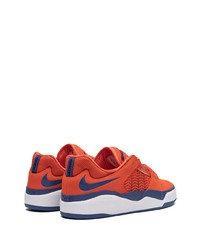 Baskets basses en daim orange Nike