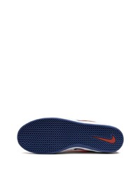 Baskets basses en daim orange Nike