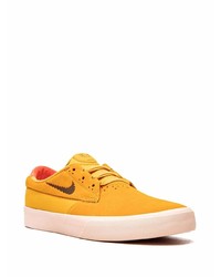 Baskets basses en daim orange Nike