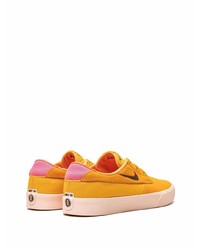 Baskets basses en daim orange Nike