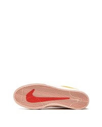 Baskets basses en daim orange Nike